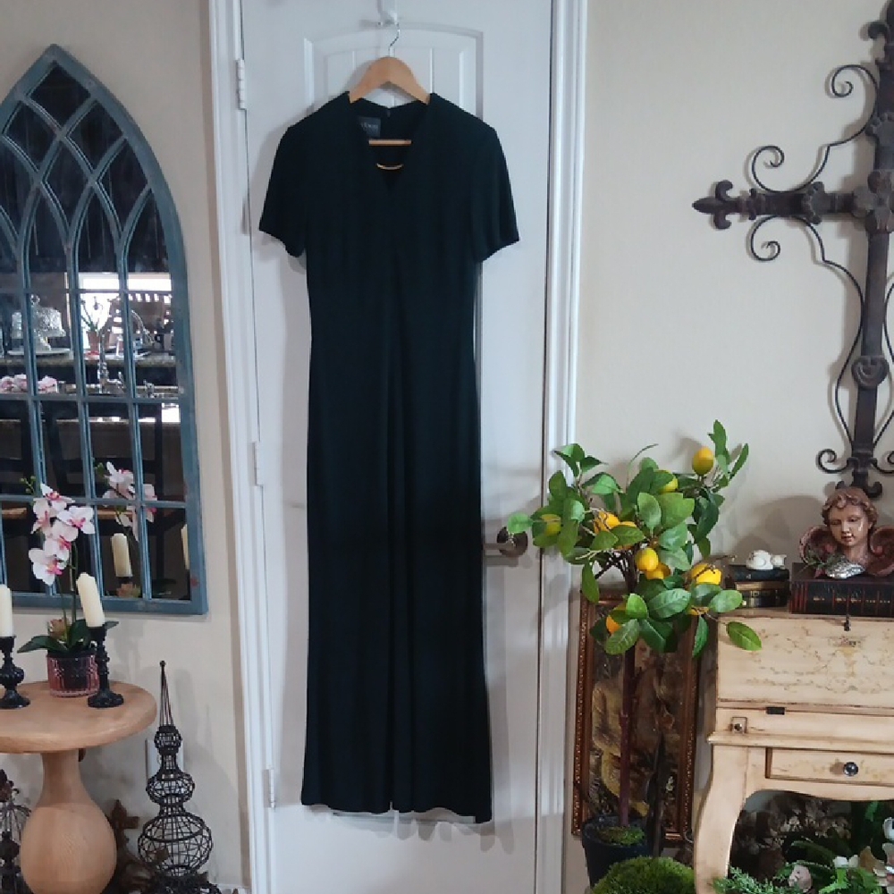 Kay Unger Deep Forest Green V-Neck Short Sleeve Maxi Gown Gold Necklace Detail